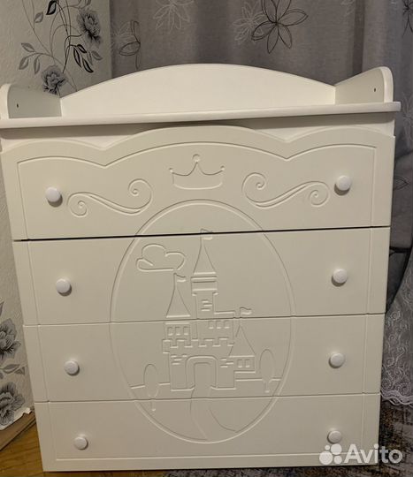 Детская кроватка и комод