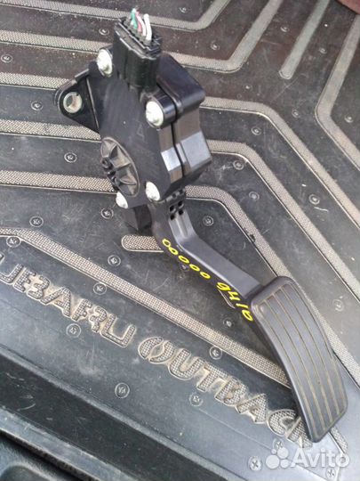 Педаль акселератора на Subaru Outback