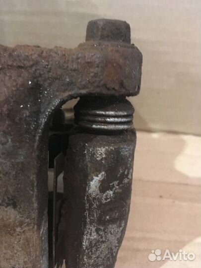 Суппорт передний правый Mitsubishi Lancer 10