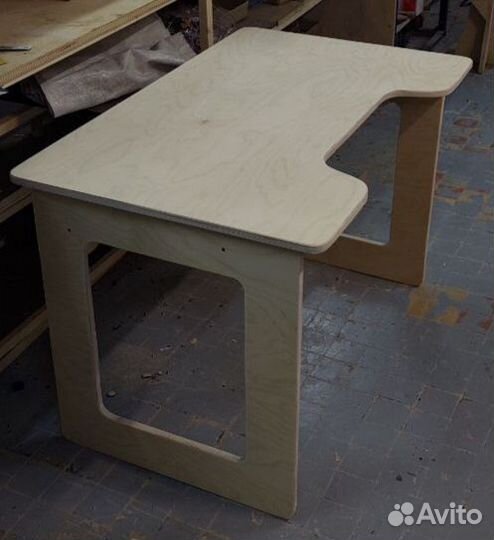 Компьютерный стол из дерева