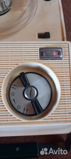 Катушечный магнитофон работает