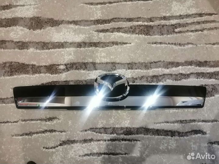 Новая накладка двери багажника Mazda CX-9