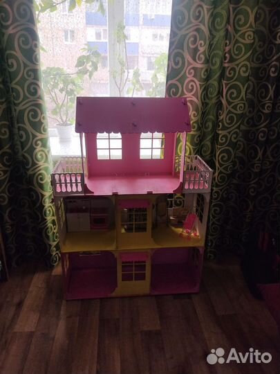 Большой кукольный домик с мебелью