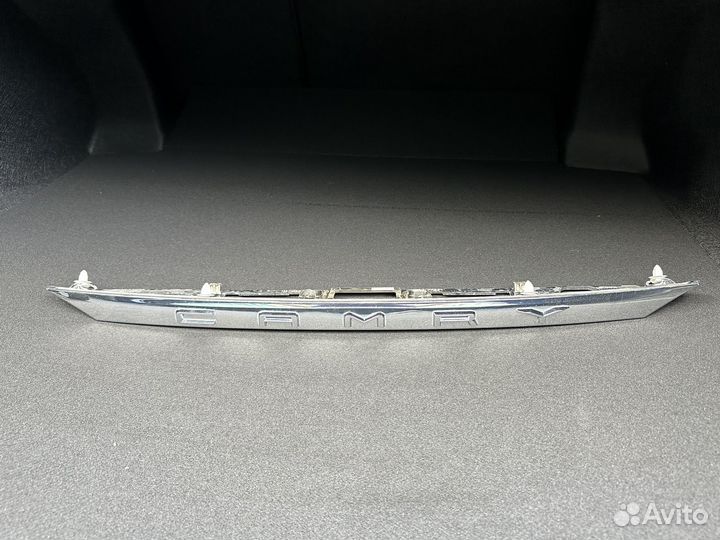 Накладка багажника Camry 70 хром оригинал