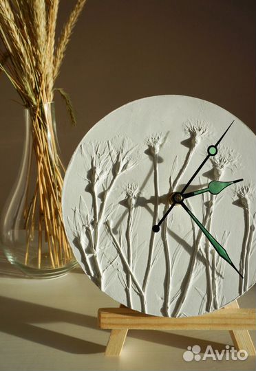 Часы на стену с гипсовым циферблатом