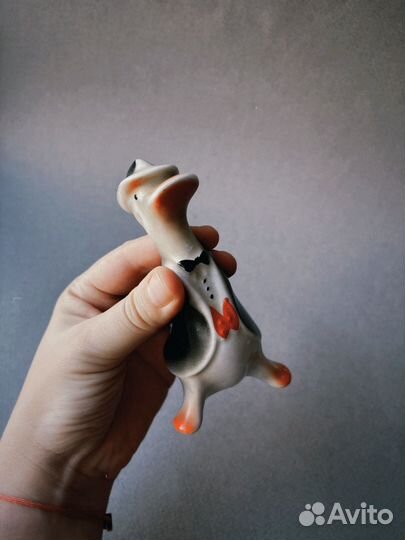 Фарфоровая статуэтка Гусь в шляпе