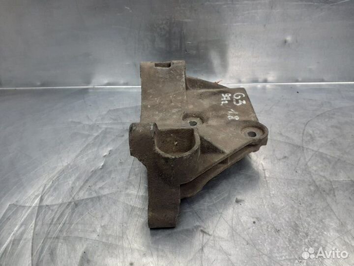 Кронштейн генератора Volksvagen Passat B3