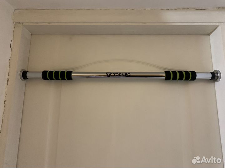 Турник в дверной проем torneo