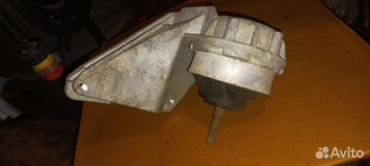 Опора двигателя левая audi