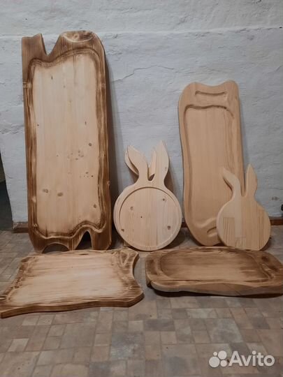 Деревянные подносы и доски для подачи на стол