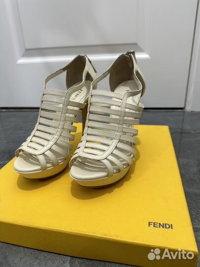 Босоножки fendi