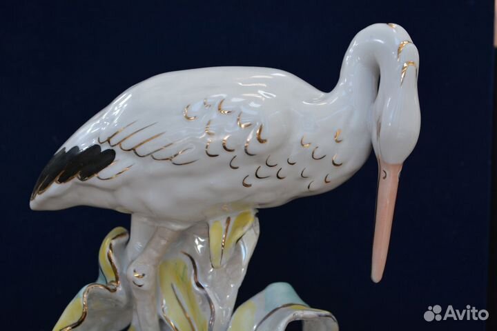 Фарфоровая статуэтка- цапля И лягушка. дулево