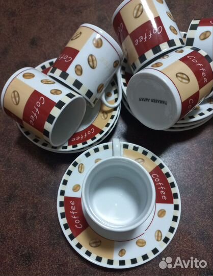 Кофейные чашки с блюдцами