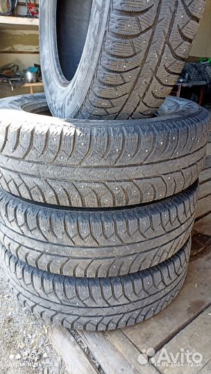 Bridgestone Ice Cruiser 7000 215/70 R16