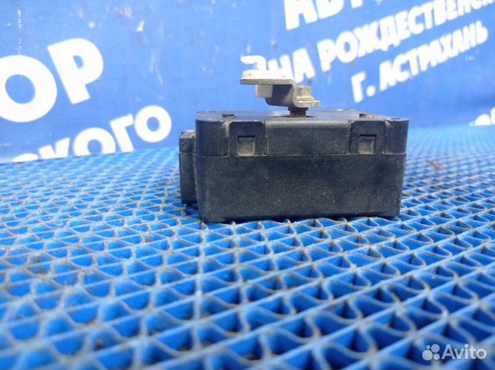 Моторчик заслонок отопителя Toyota Sprinter седан