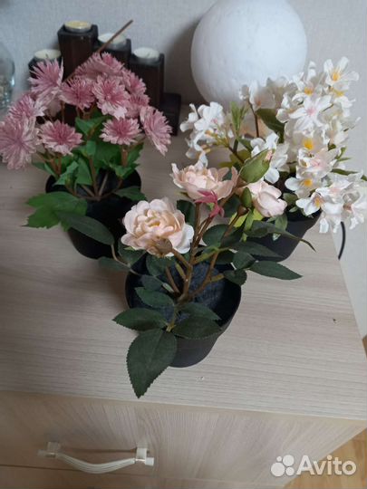Искусственные цветы в горшках