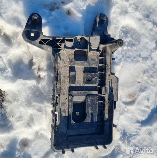 Площадка под акб Volkswagen / Skoda / Audi