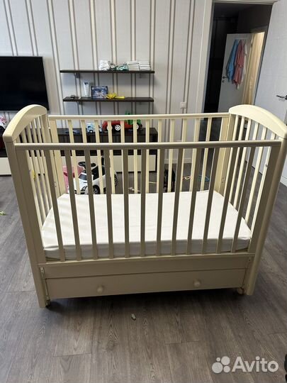 Детская кроватка с продольным маятником