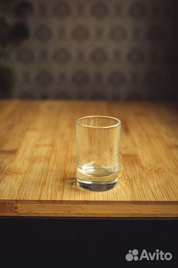 Разные стеклянные стаканы, бокалы и рюмки