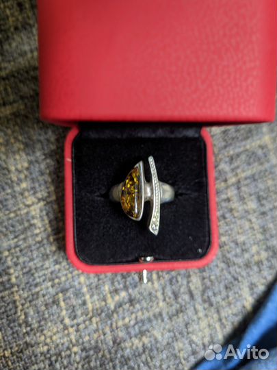 Комплект из серебра с янтарем