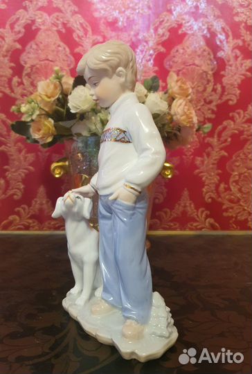 Статуэтка фарфоровая