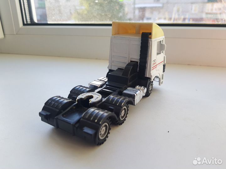 Модель автовоз Renault R365 Highliner Maisto