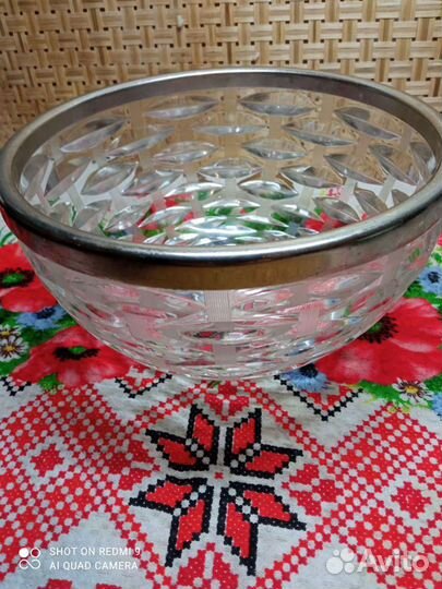 Подносы, салатницы, кружки. тортницы