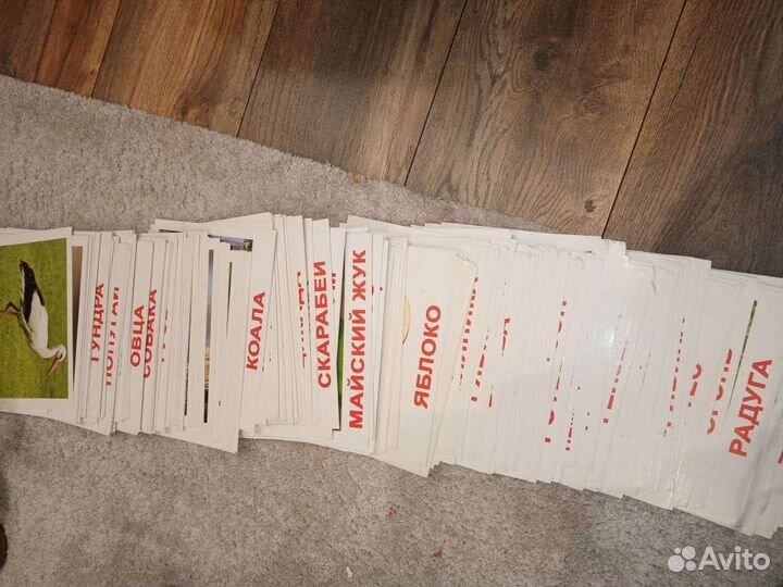 Игрушки, детские журналы и карточки