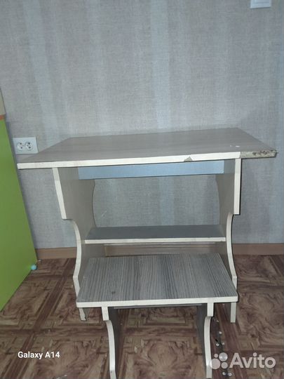 Стол и стулья