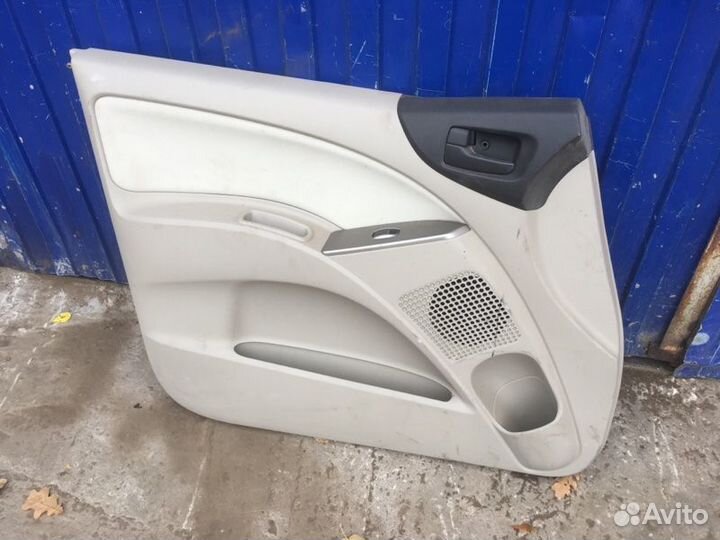 Обшивка двери передняя левая Mitsubishi Colt Z27A