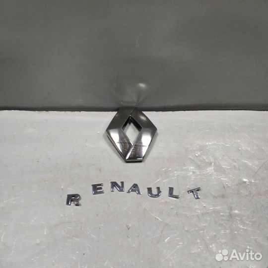 Эмблема крышки багажника Renault Kaptur 1 1.6-L
