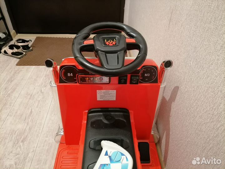 Детская машина на пульте