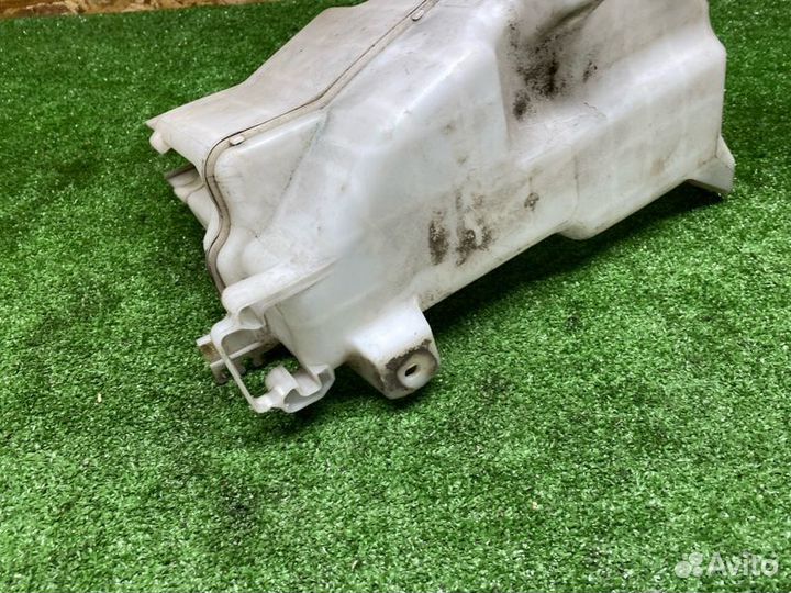 Бачок омывателя Toyota Hilux 8