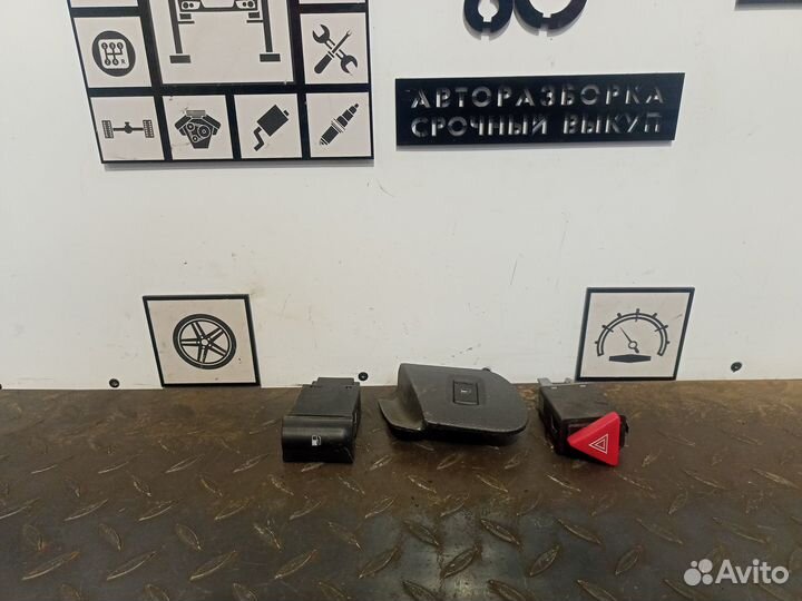 Кнопка аварийной сигнализации Skoda Octavia A4