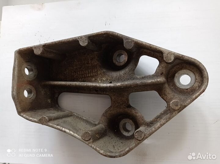 Кронштейн двигателя правый Daewoo Nexia sedan 1.5