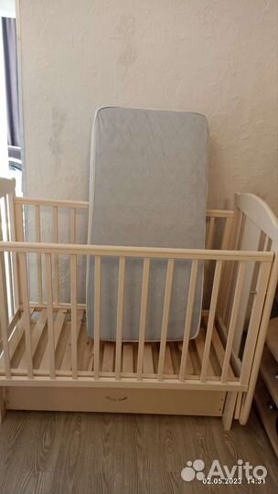 Детская кроватка с маятником и ящиком