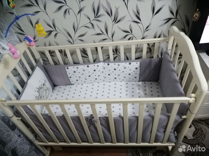 Детская кроватка с маятником