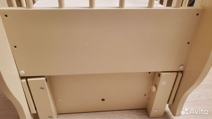 Детская кровать и комод
