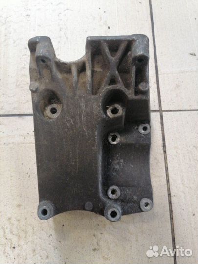 Кронштейн вспомогательных агрегатов Volvo C30