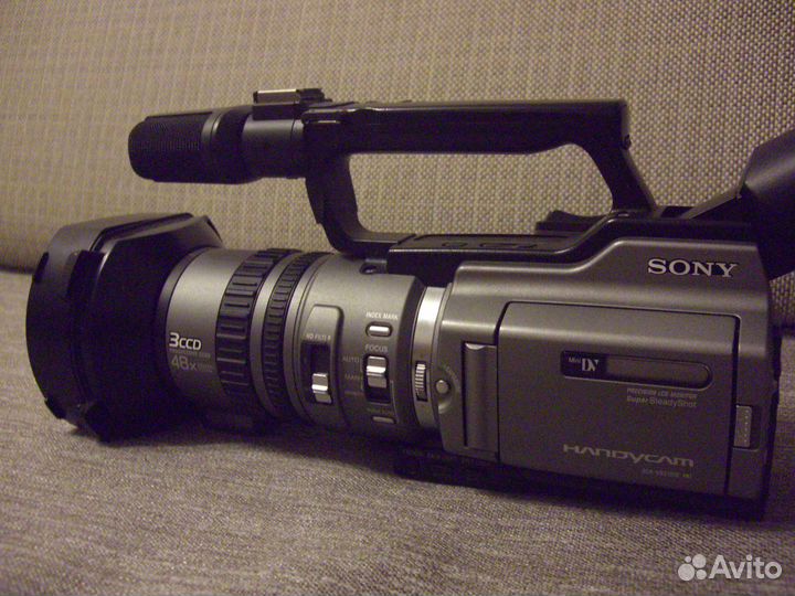 Видеокамера Sony DCR-VX2100E