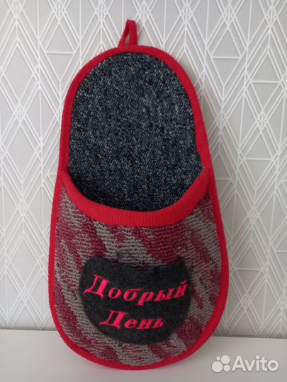 Вешалка настенная и полка настенная в виде тапочка