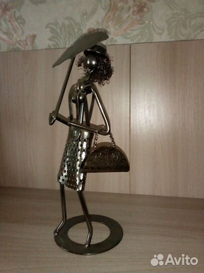 Для интерьера фигурка, чеканка