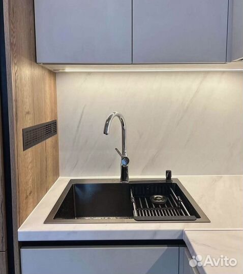 Кухня встроенная светлая