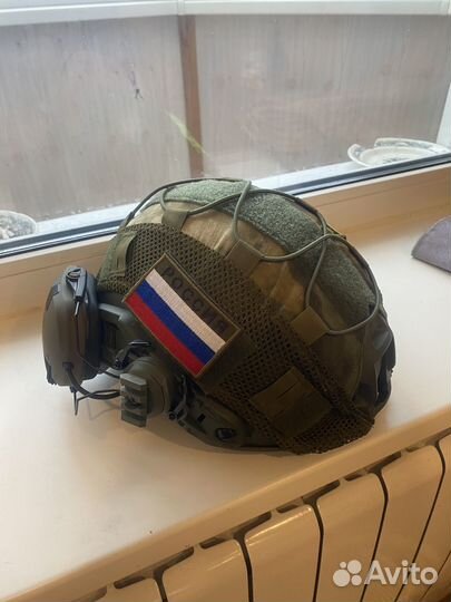 Тактический шлем с активными наушниками