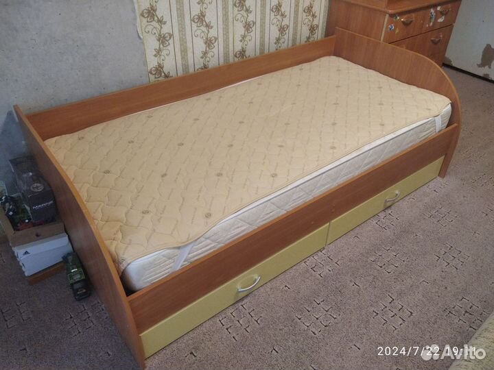 Кровать с матрасом