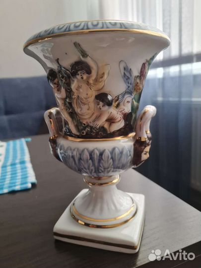 Старинная фарфоровая ваза-кубок