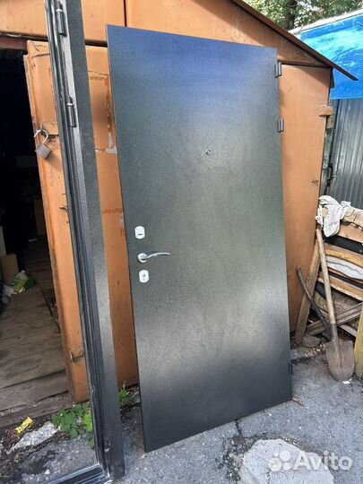 Дверь входная металлическая от застройщика