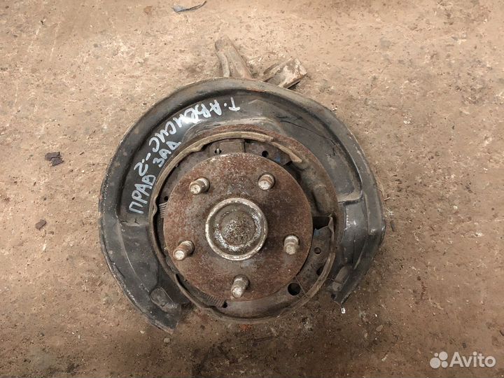 Toyota avensis кулак задний правый