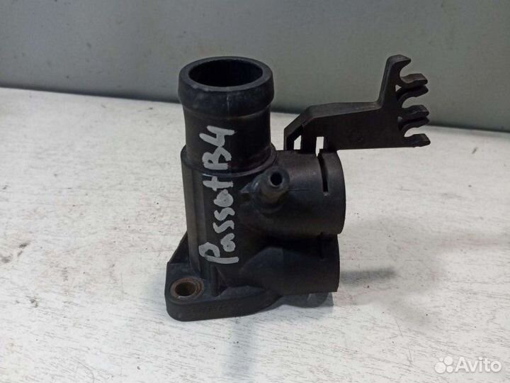 Фланец системы охлаждения Volkswagen Passat B4