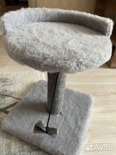 Когтеточка столбик для кошки с лежанкой